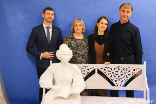 Prezentacja rzeźby „Ławeczka Amelii Załuskiej” w Galerii Pasaż w Iwoniczu-Zdroju