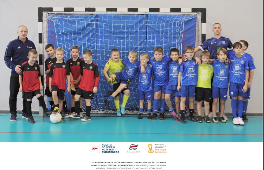 Rodzinny turniej „Piłka łączy” w Błażkowej. Rodzinny turniej zwieńczył projekt „Zgrani offline”